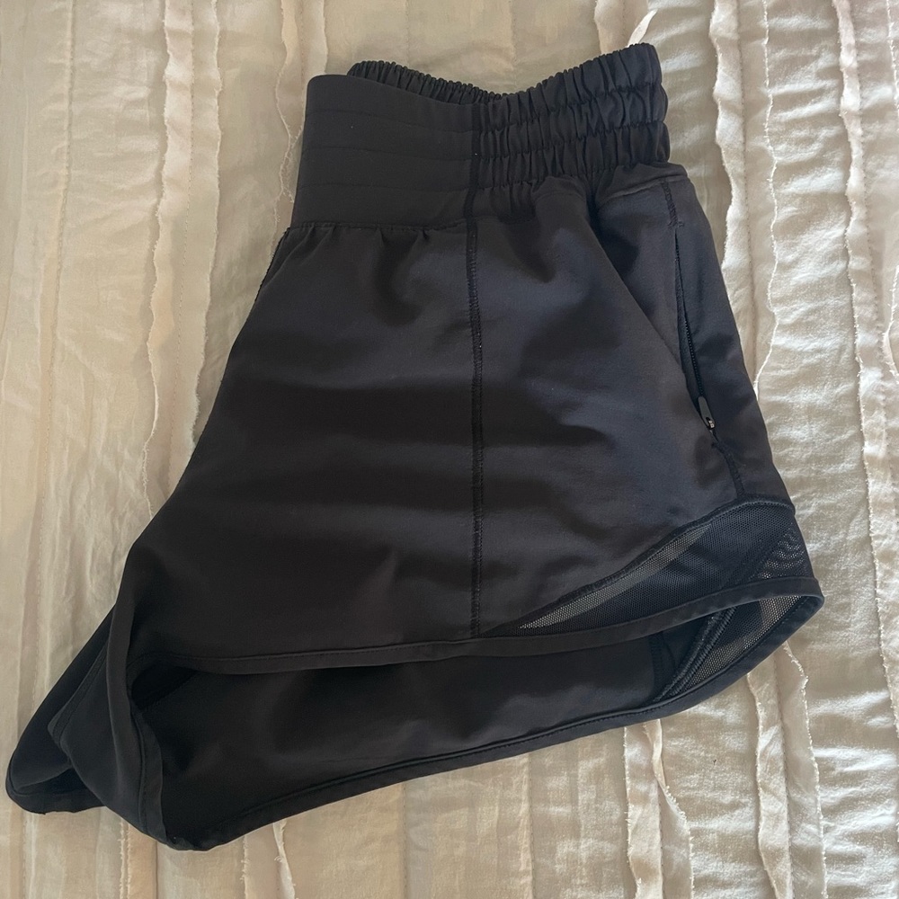 LULULEMON high rise hotty hot shorts size 4, 2.5 in